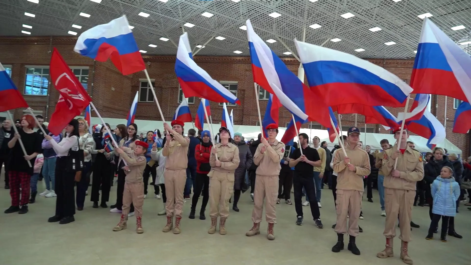 9 лет вместе: в Туле развернули огромные флаги России и Крыма