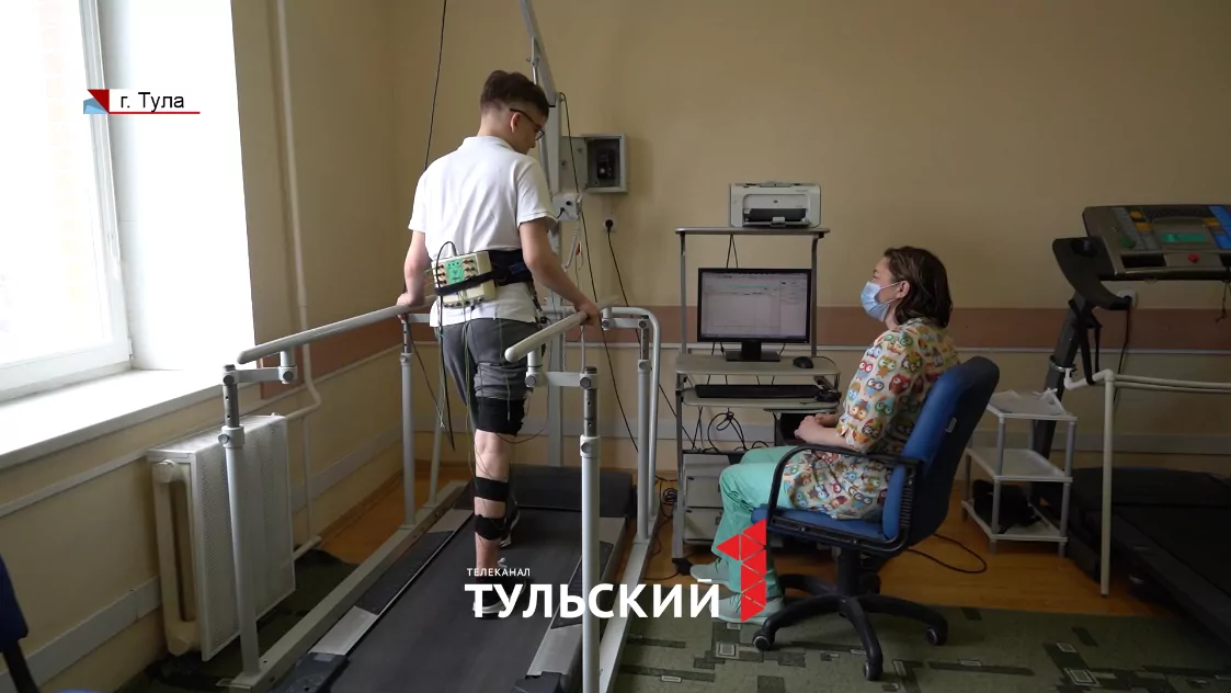 В Туле 14-летнего мальчика с церебральным параличом учат ходить