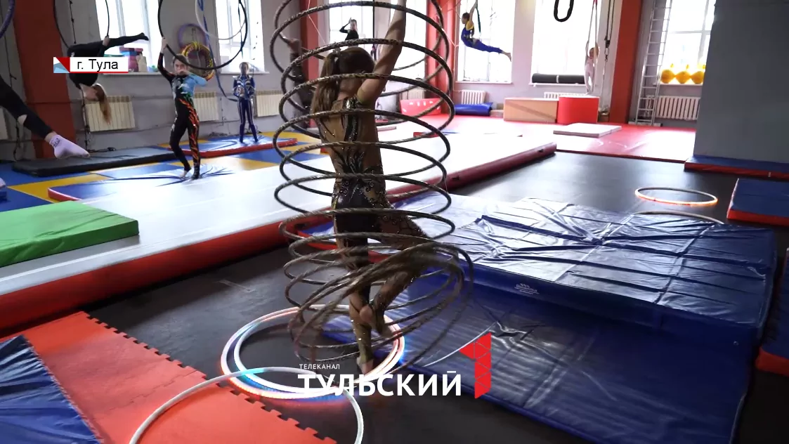 Тульская циркачка первая в России исполнила трюк с 15 обручами на высоте 5 метров