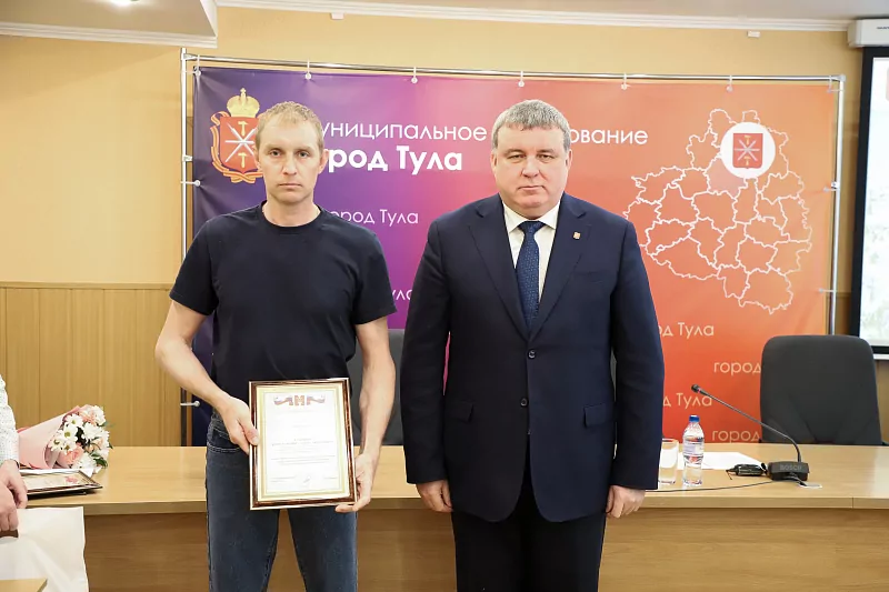 Тулякам, спасших рыбака с ребенком на Воронке, вручили награды