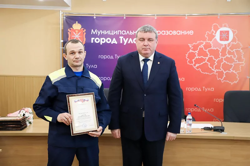 Тулякам, спасших рыбака с ребенком на Воронке, вручили награды