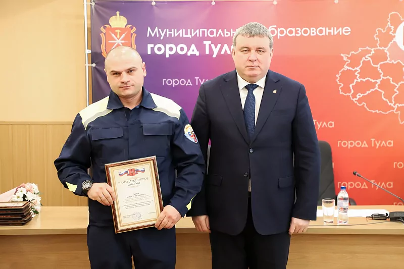 Тулякам, спасших рыбака с ребенком на Воронке, вручили награды