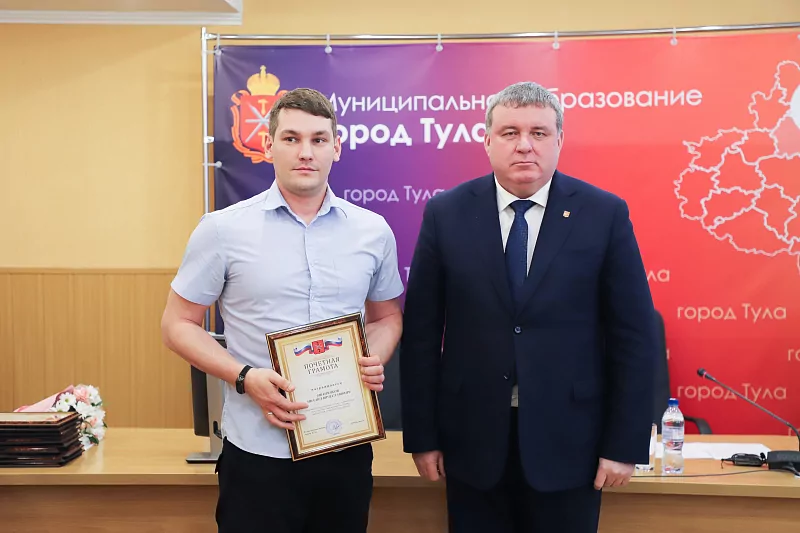 Тулякам, спасших рыбака с ребенком на Воронке, вручили награды