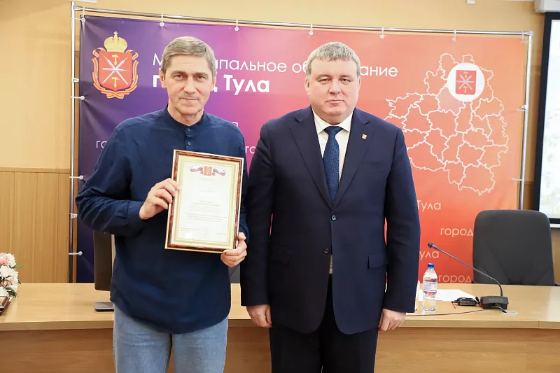 Тулякам, спасших рыбака с ребенком на Воронке, вручили награды