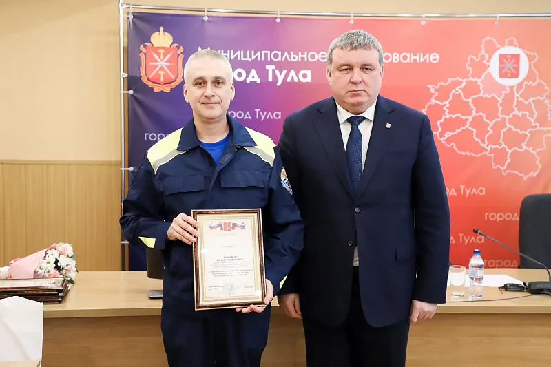 Тулякам, спасших рыбака с ребенком на Воронке, вручили награды