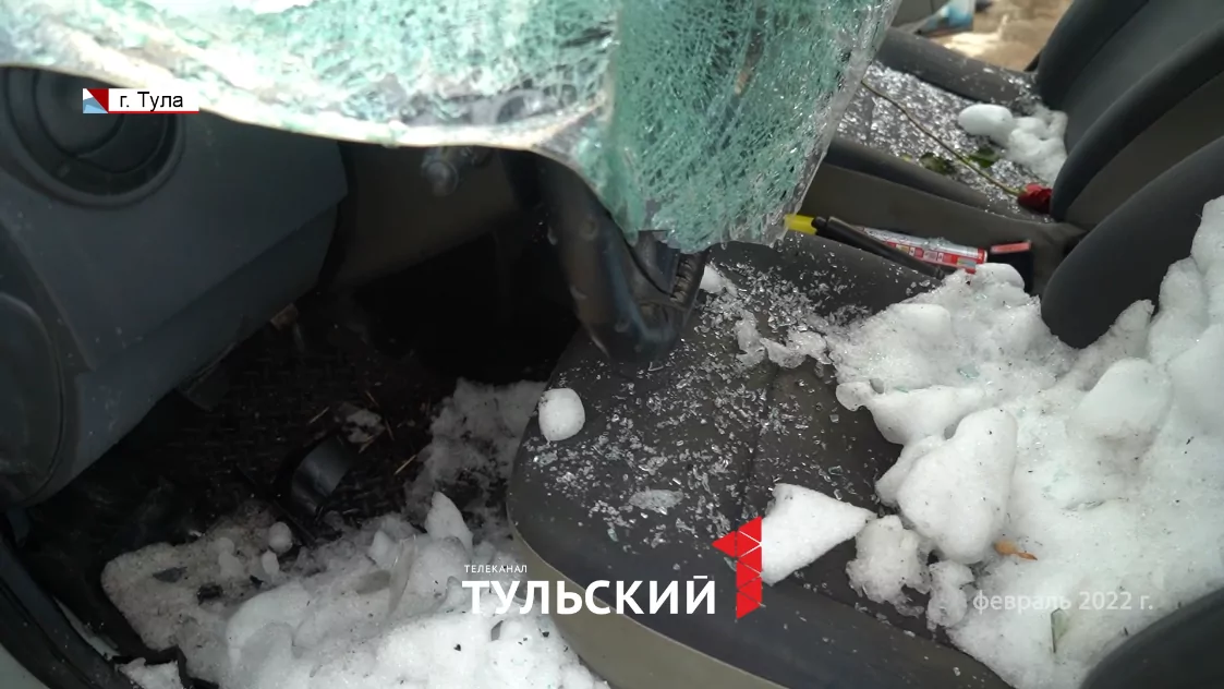 Тулячка через суд заставила УК заплатить 200 тысяч за разбитую глыбой льда машину