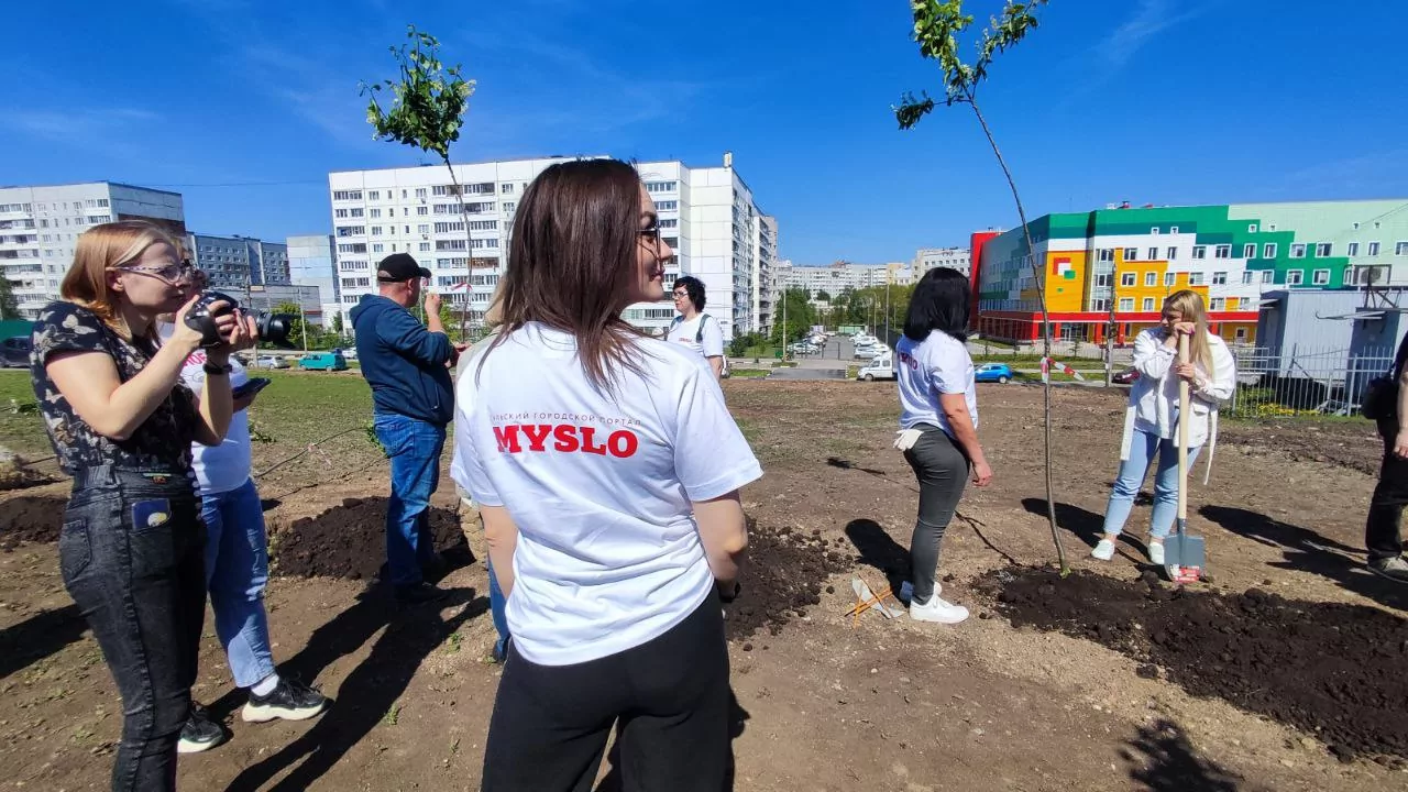 Редакция «Слободы» высадила черемуху на пустыре около тульского Перинатального центра