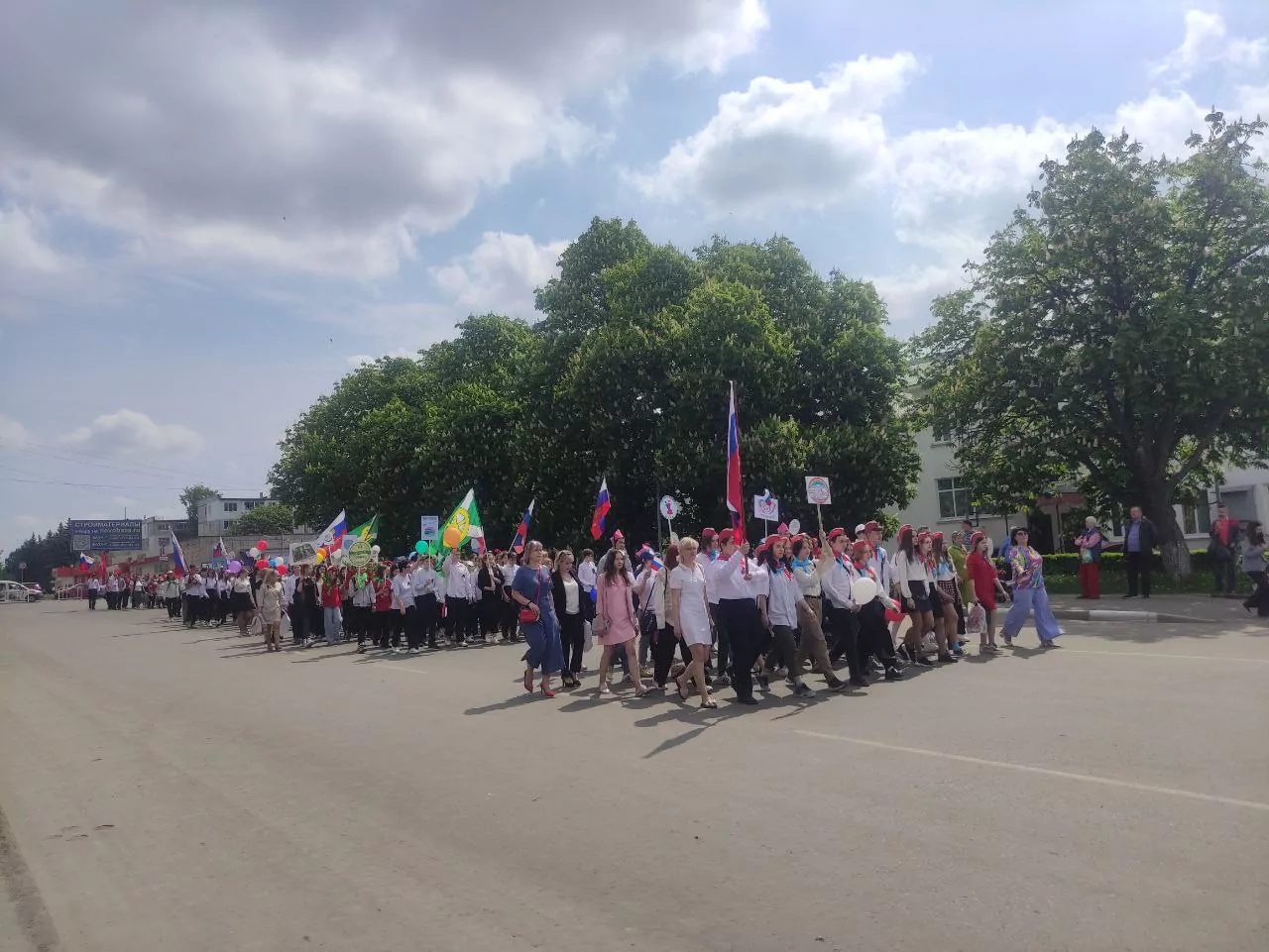 С барабанами и песнями: в Узловой сотни ребят прошли маршем по площади