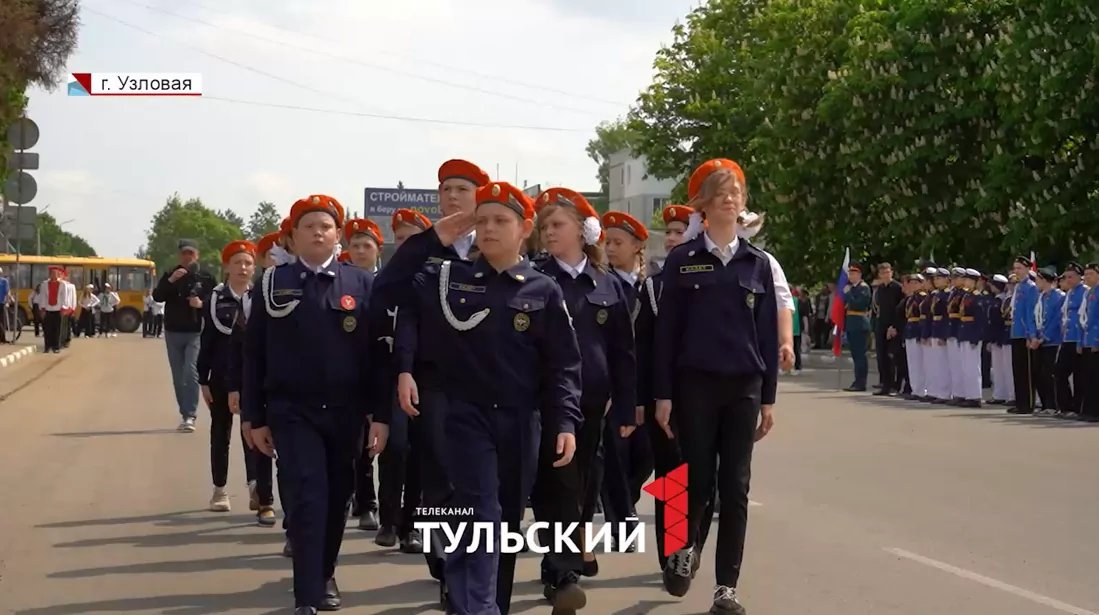 В День детских общественных объединений в Узловой прошел марш школьников