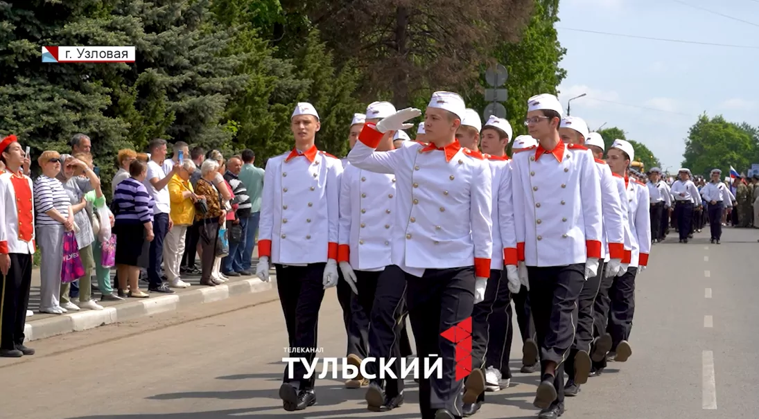 В День детских общественных объединений в Узловой прошел марш школьников