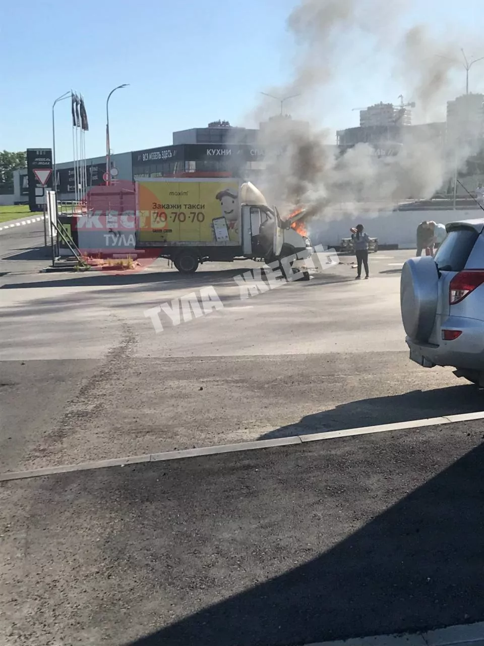 У гипермаркета "Линия" в Туле загорелась "Газель"