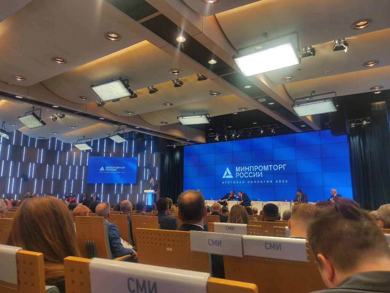 Глава Минпромторга РФ Денис Мантуров поблагодарил Алексея Дюмина за работу