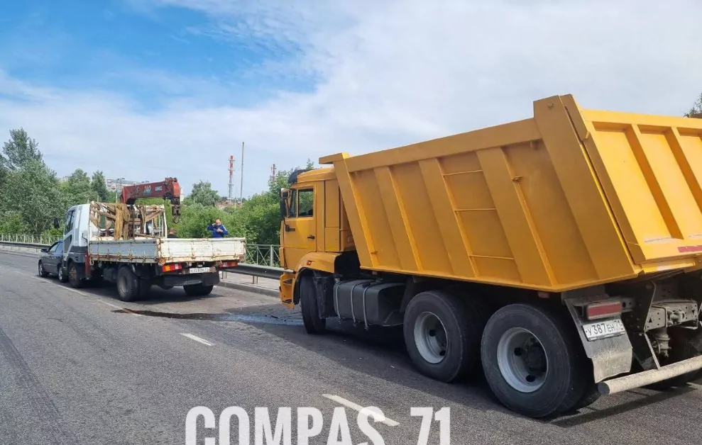 В Туле на улице Овражной из-за наезда на отбойник произошло тройное ДТП