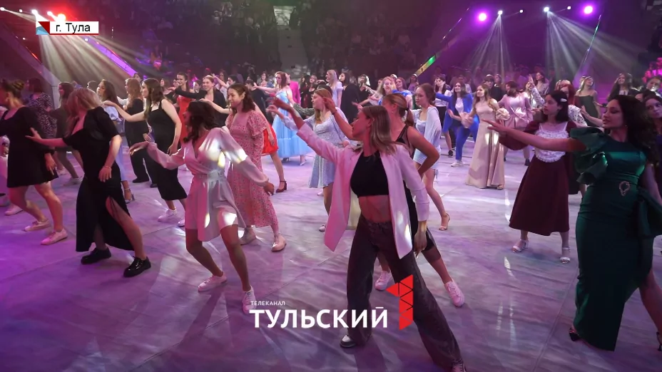 Момент прощания с детством: туляки устроили флешмоб на Бале выпускников