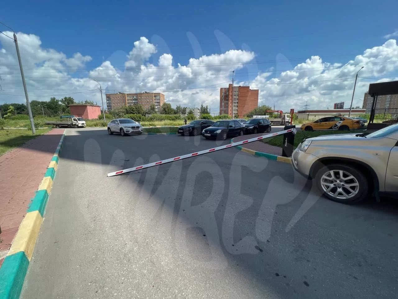 На Зеленстрое в Туле нетерпеливый водитель "Газели" снес шлагбаум: видео