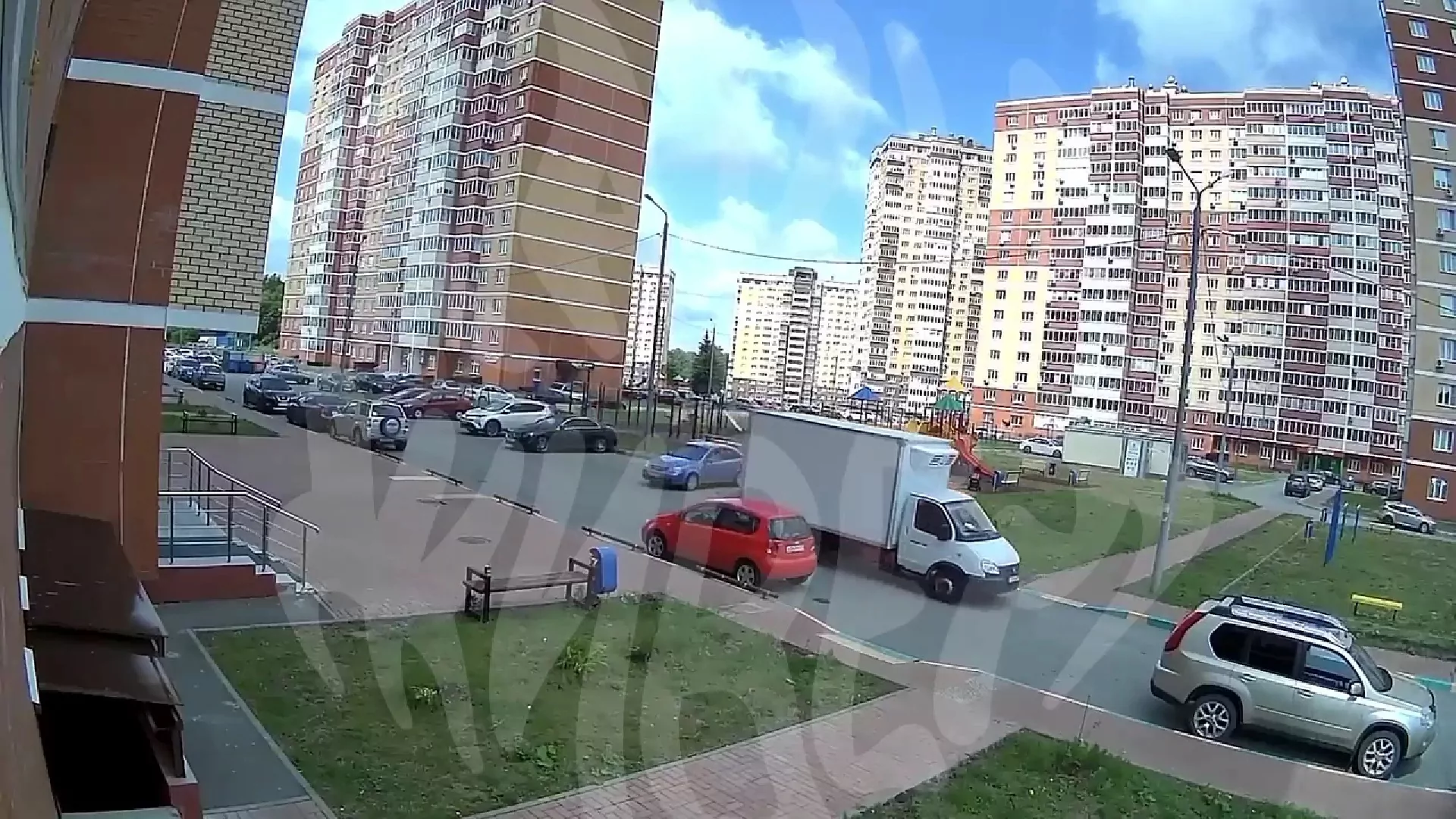 На Зеленстрое в Туле нетерпеливый водитель "Газели" снес шлагбаум: видео