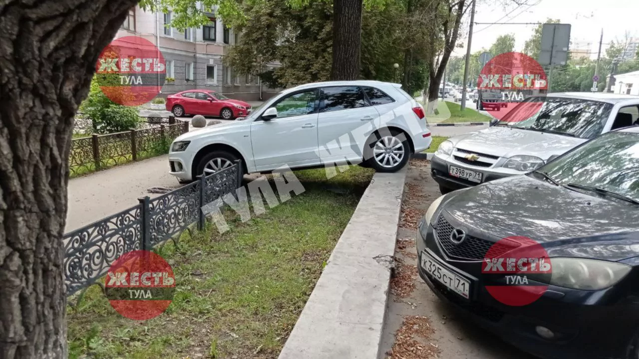 На улице Первомайской в Туле автомобиль протаранил ограду