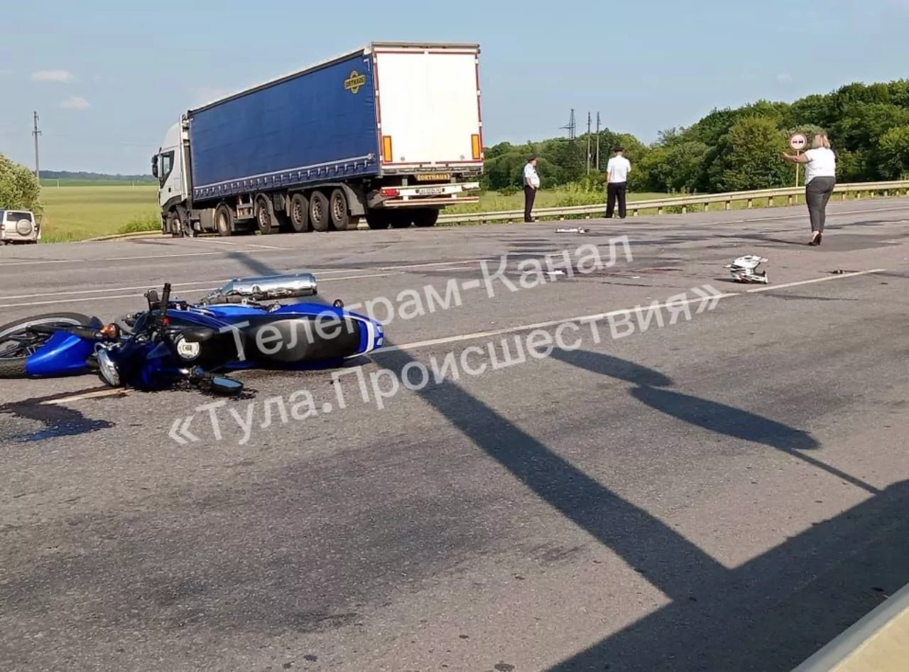 В Тульской области подростки на мотоцикле врезались в грузовик: прокуратура проводит проверку