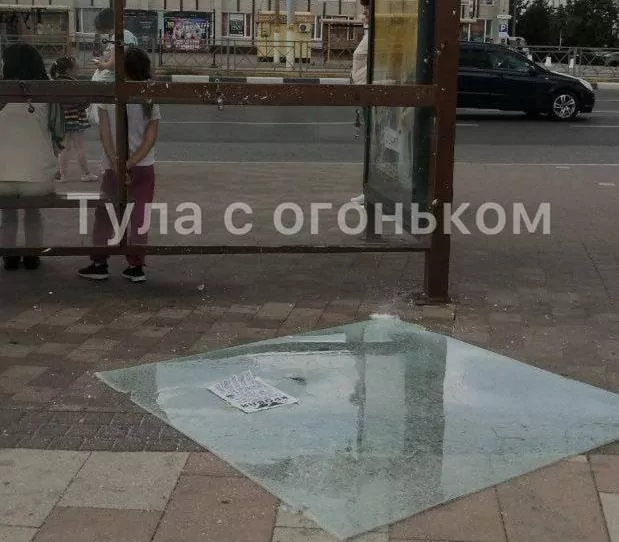 В Туле на остановке общественного транспорта выбили стекло