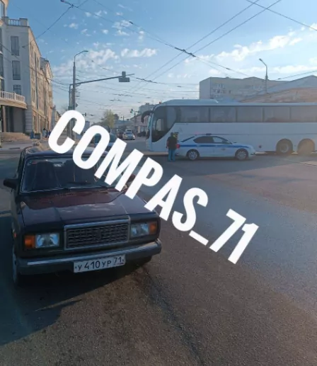 На улице Октябрьской в Туле автобус столкнулся с легковушкой