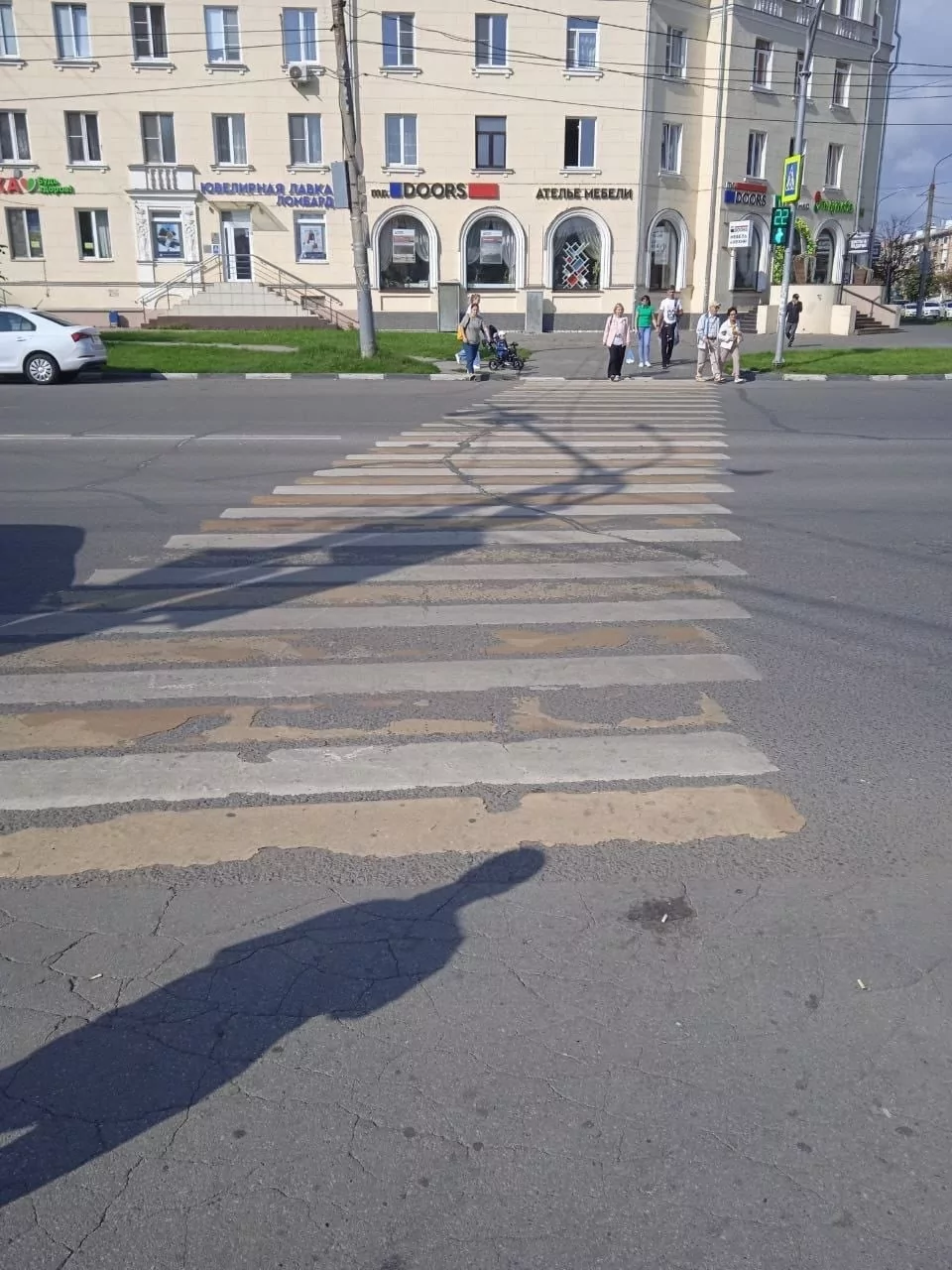 В центре Тулы бетонная полусфера "выкатилась" на дорогу