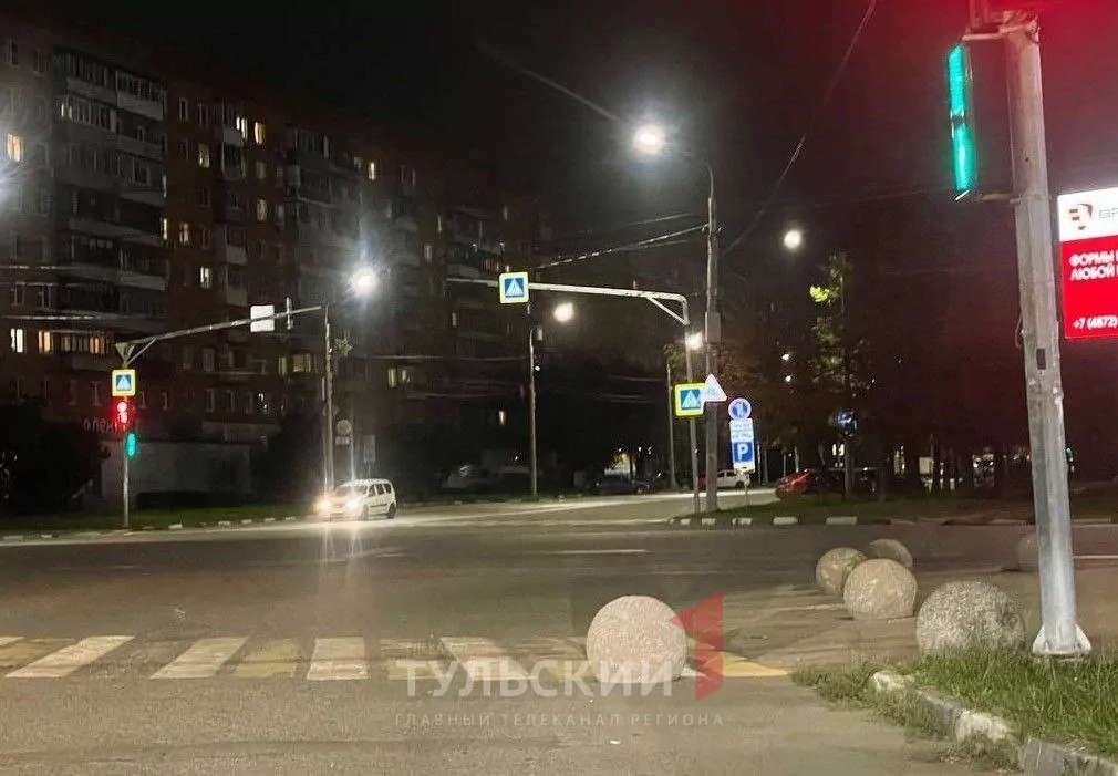 В центре Тулы бетонная полусфера "выкатилась" на дорогу