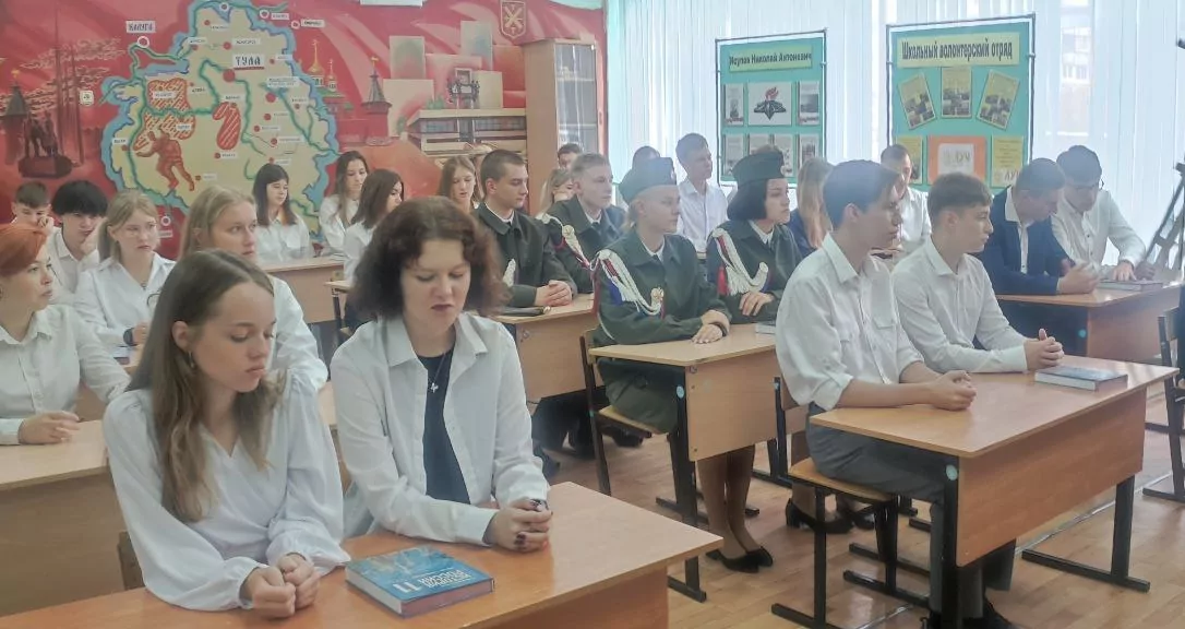 "Разговоры о важном": в Туле ветеран СВО провел урок для 11-классников