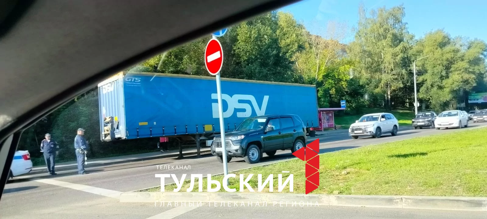 В Туле водитель фуры оставил прицеп на Калужском шоссе