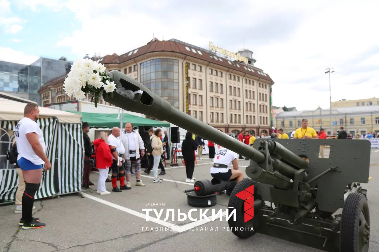 В День города на площади Ленина определили самого сильного туляка: фоторепортаж
