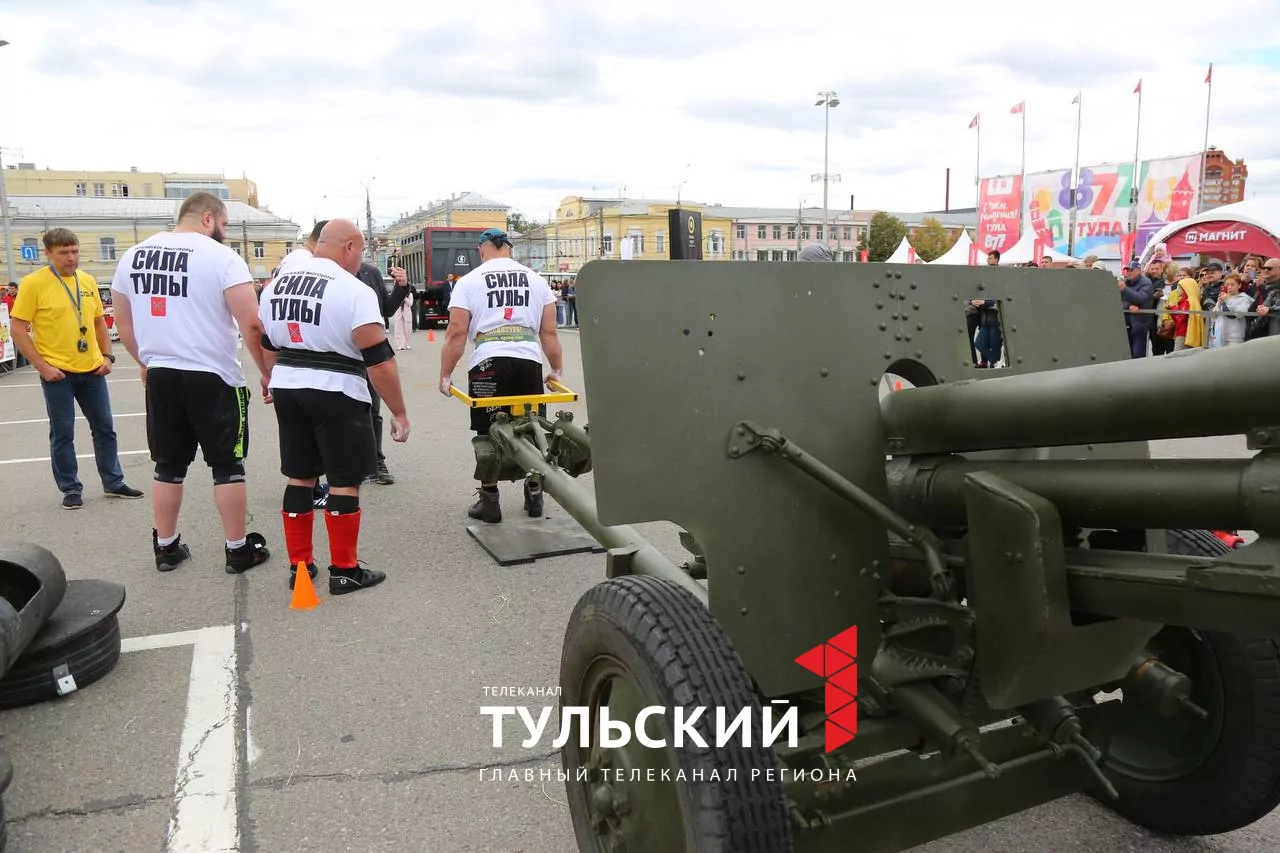 В День города на площади Ленина определили самого сильного туляка: фоторепортаж