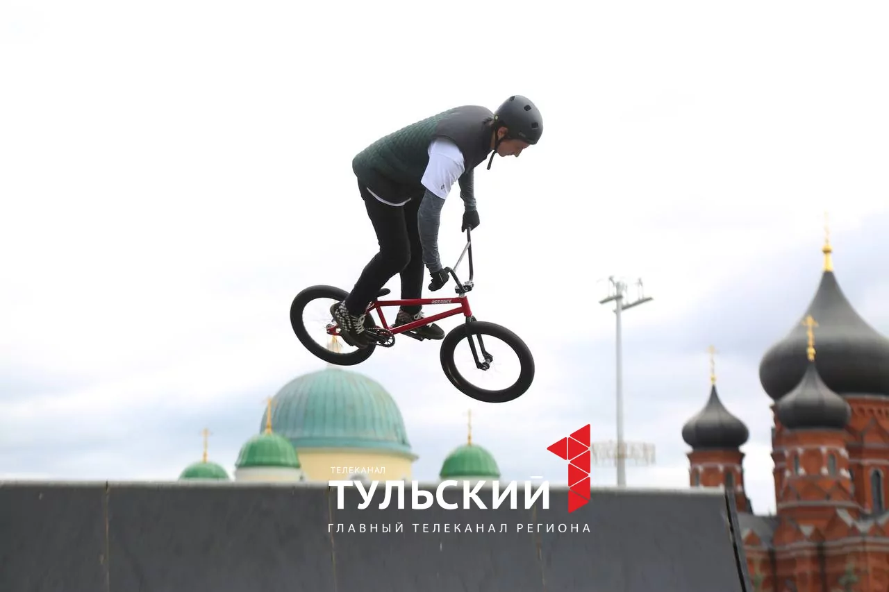 В День города на площади Ленина определили самого сильного туляка: фоторепортаж