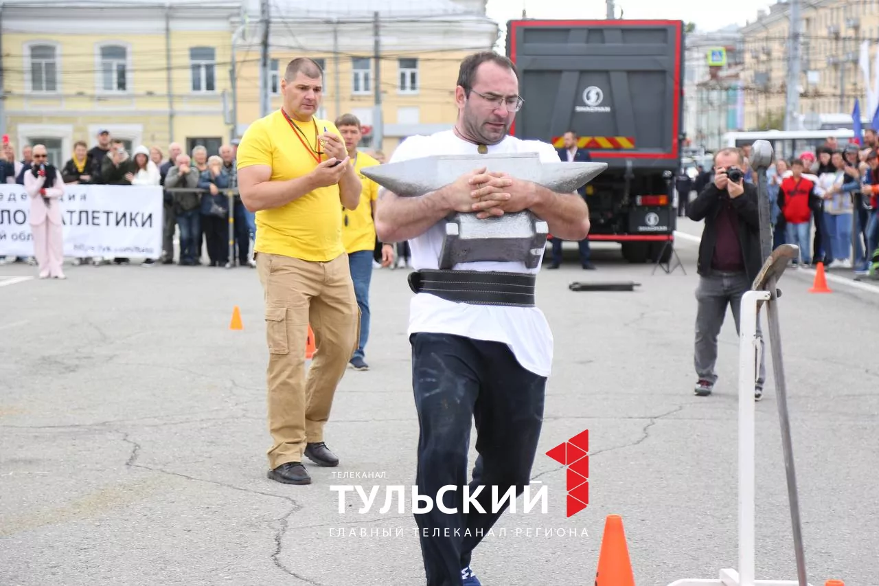 В День города на площади Ленина определили самого сильного туляка: фоторепортаж