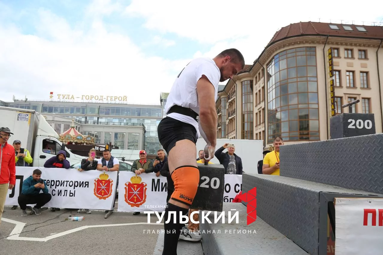 В День города на площади Ленина определили самого сильного туляка: фоторепортаж