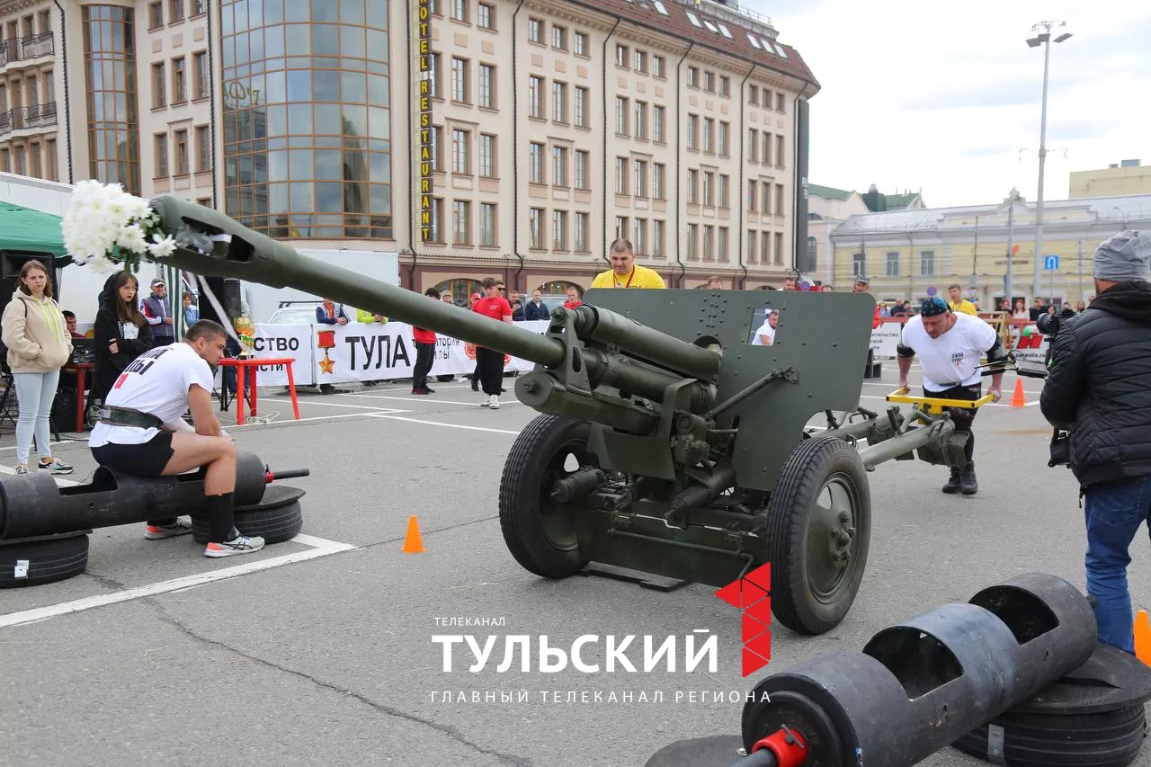 В День города на площади Ленина определили самого сильного туляка: фоторепортаж
