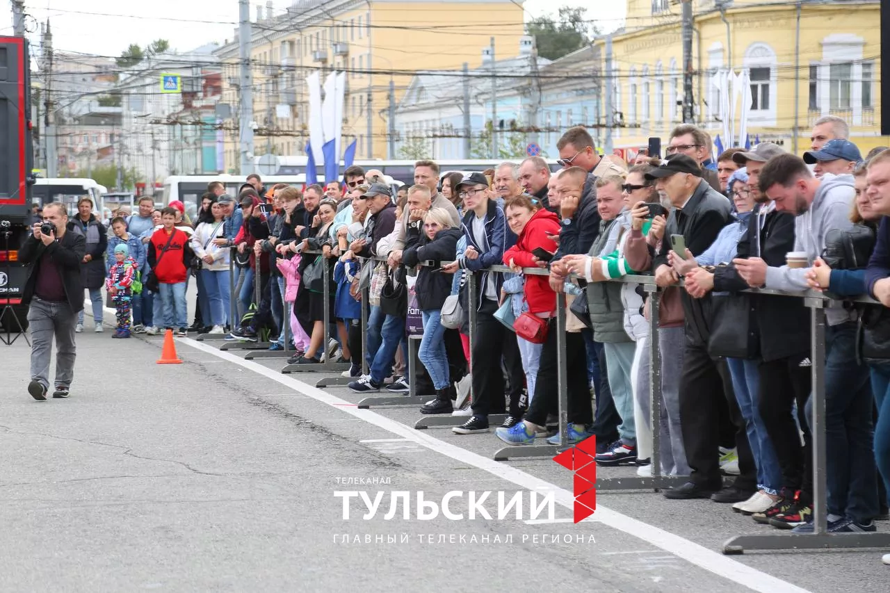 В День города на площади Ленина определили самого сильного туляка: фоторепортаж