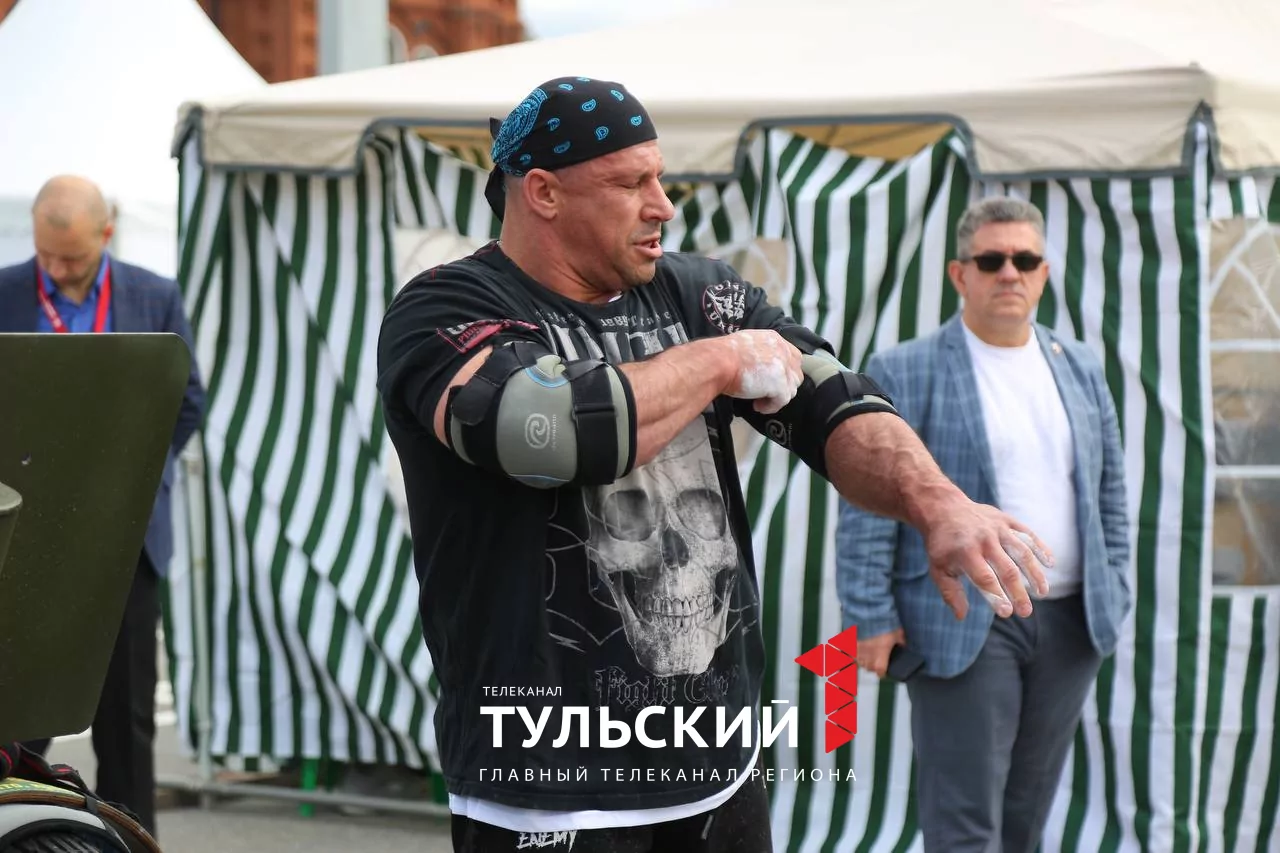 В День города на площади Ленина определили самого сильного туляка: фоторепортаж
