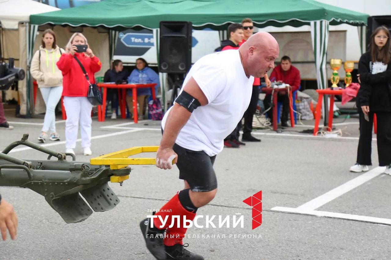 В День города на площади Ленина определили самого сильного туляка: фоторепортаж