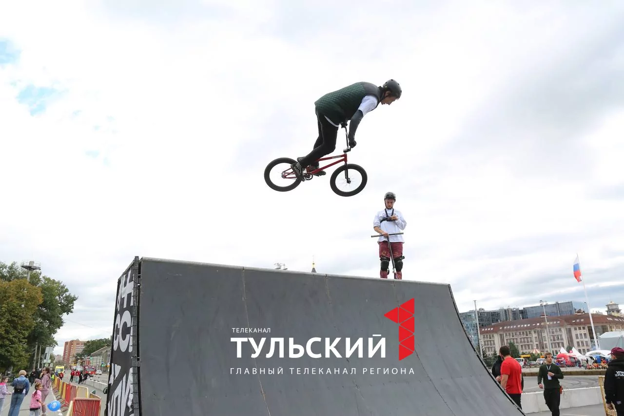 В День города на площади Ленина определили самого сильного туляка: фоторепортаж