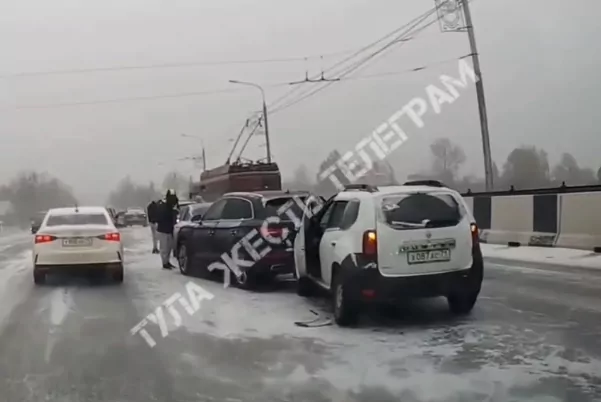 На Московском путепроводе в Туле произошло 4 ДТП