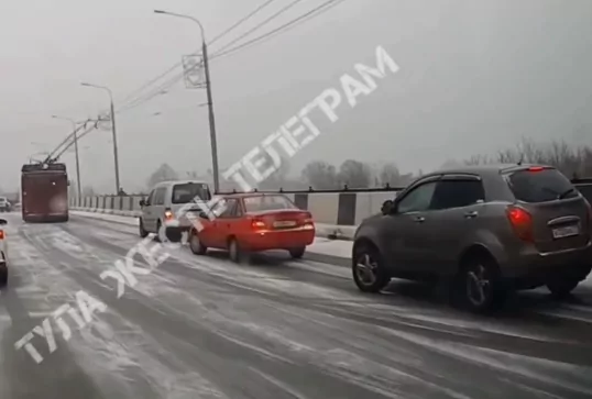 На Московском путепроводе в Туле произошло 4 ДТП
