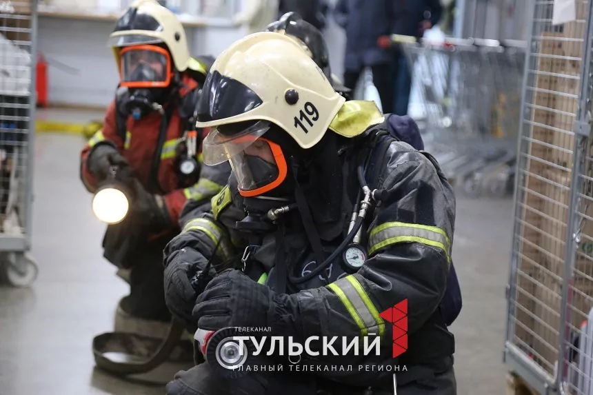 Тульские спасатели отработали действия при пожаре в торговом центре «Зельгрос»