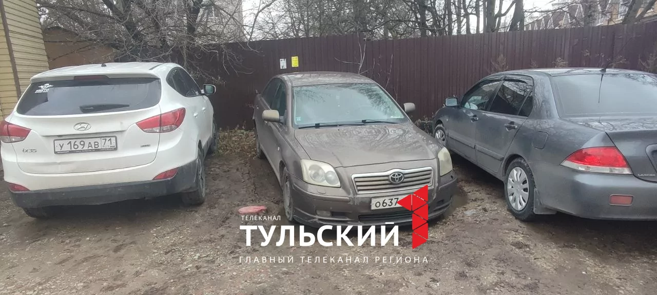 Туляки превратили газоны на улице Щегловская Засека в автопарковку: видео