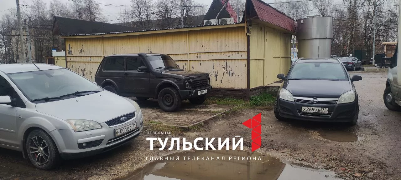 Туляки превратили газоны на улице Щегловская Засека в автопарковку: видео