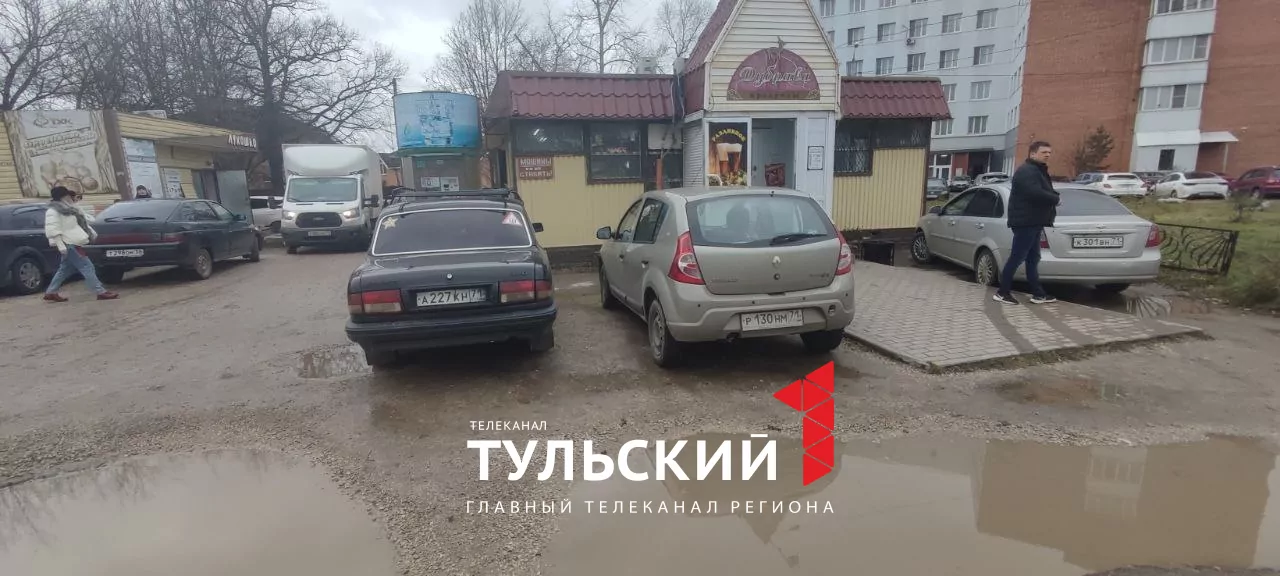 Туляки превратили газоны на улице Щегловская Засека в автопарковку: видео