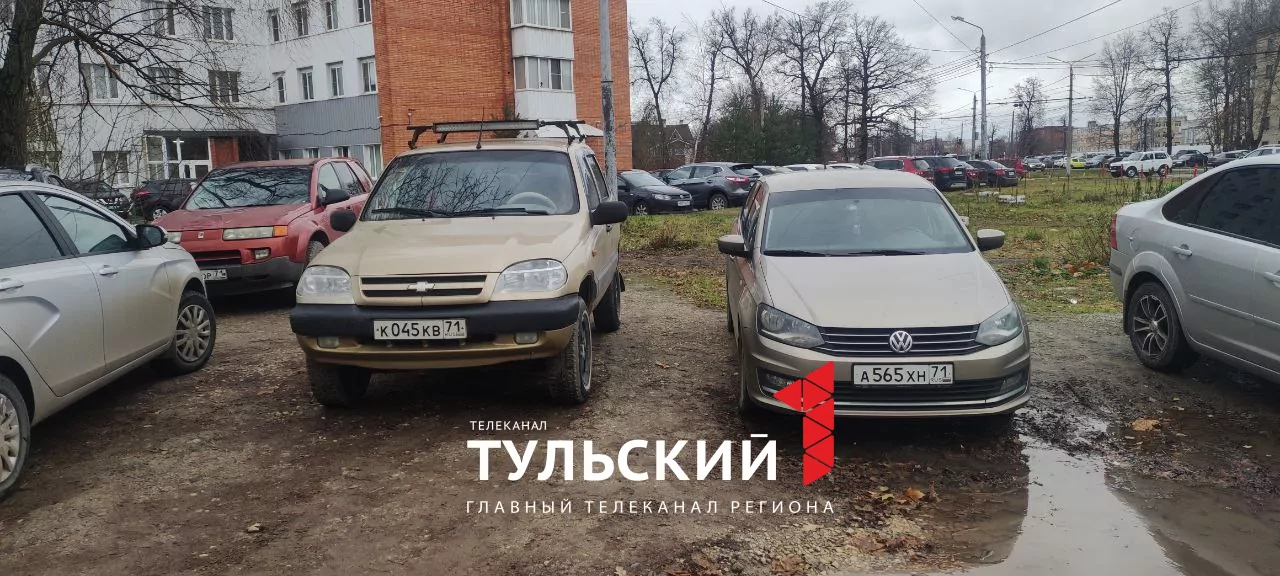 Туляки превратили газоны на улице Щегловская Засека в автопарковку: видео