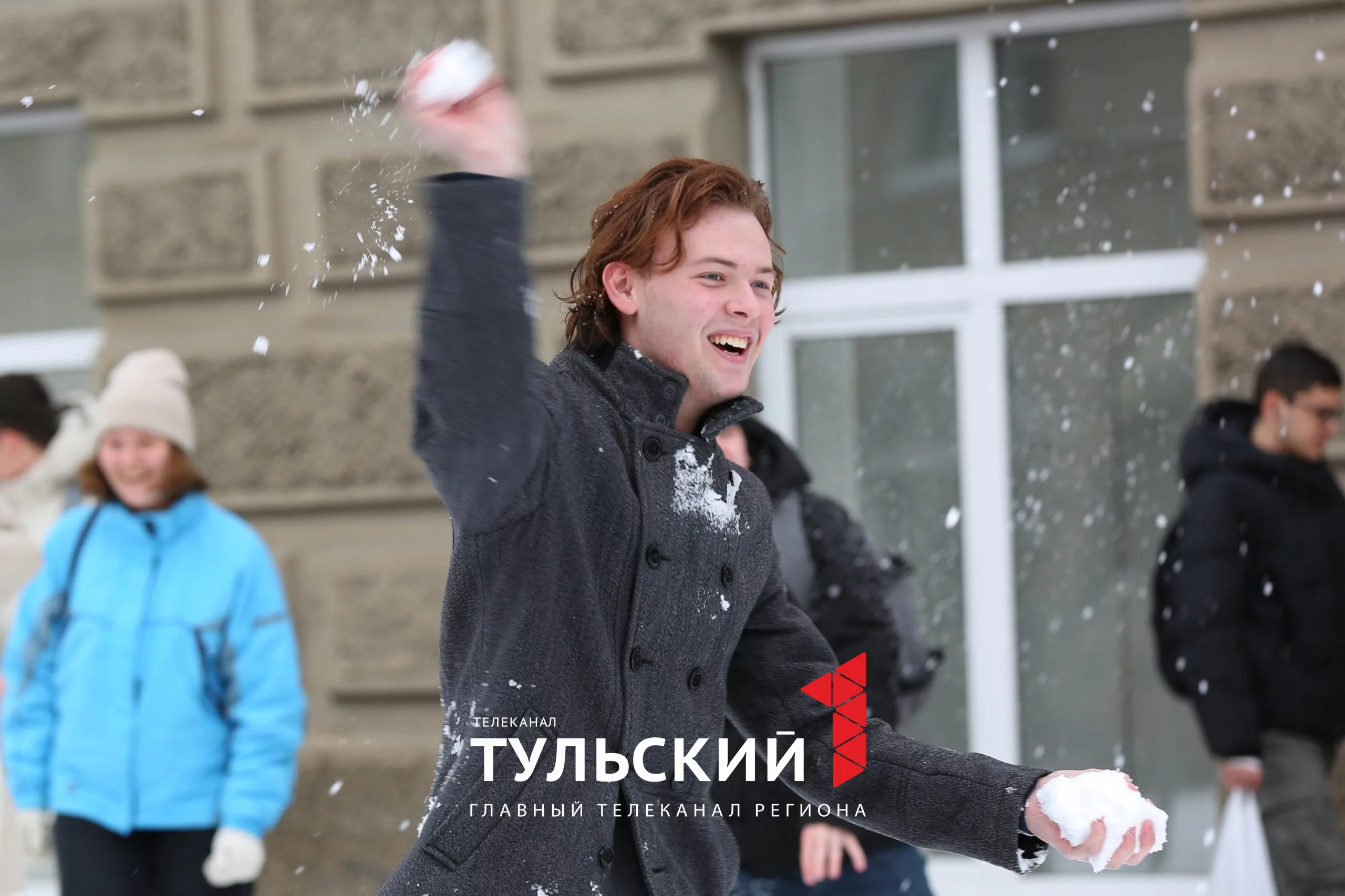 Как туляки "откапывали" машины и добирались на работу после ночного снегопада: фоторепортаж
