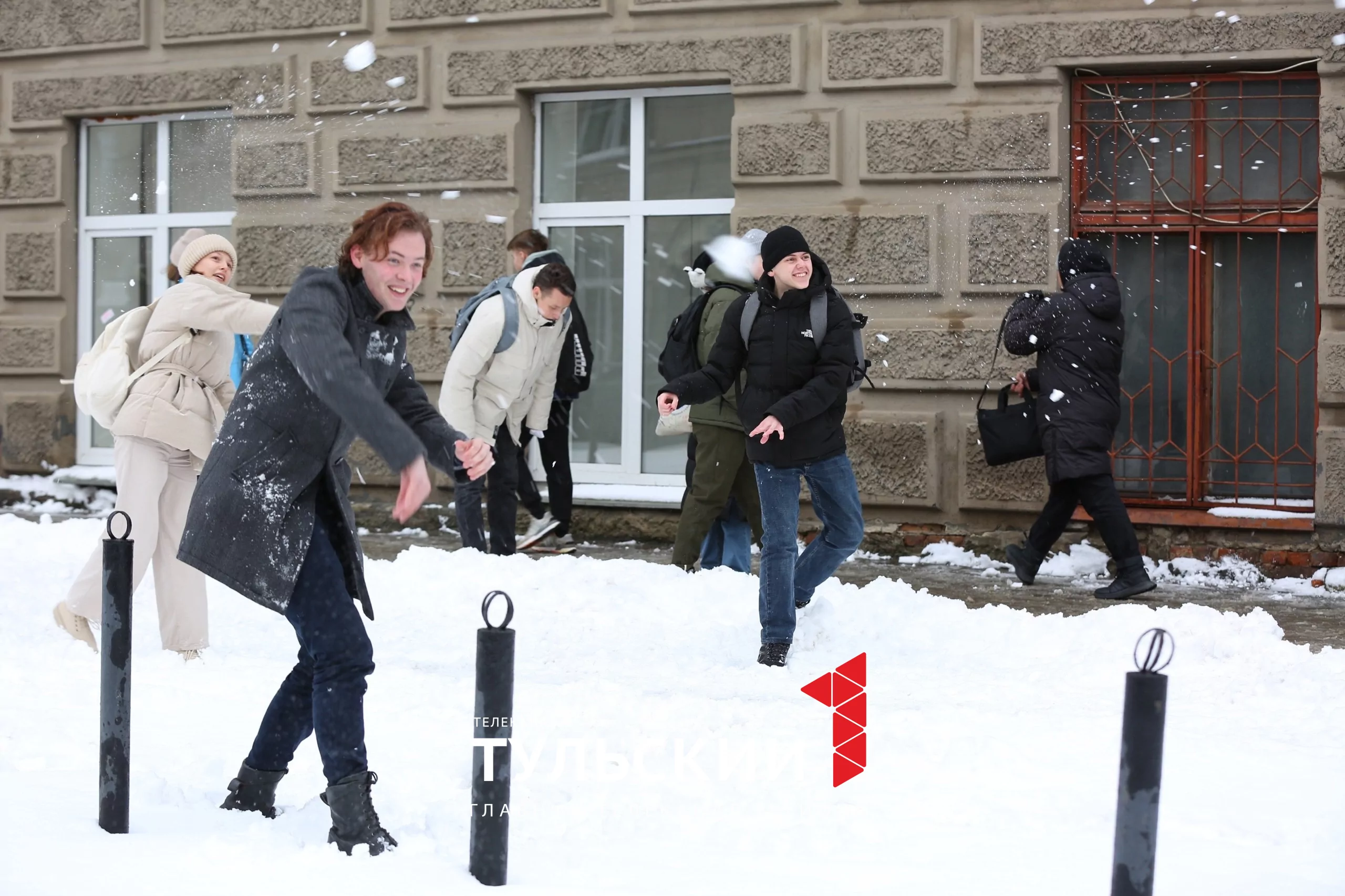 Как туляки "откапывали" машины и добирались на работу после ночного снегопада: фоторепортаж