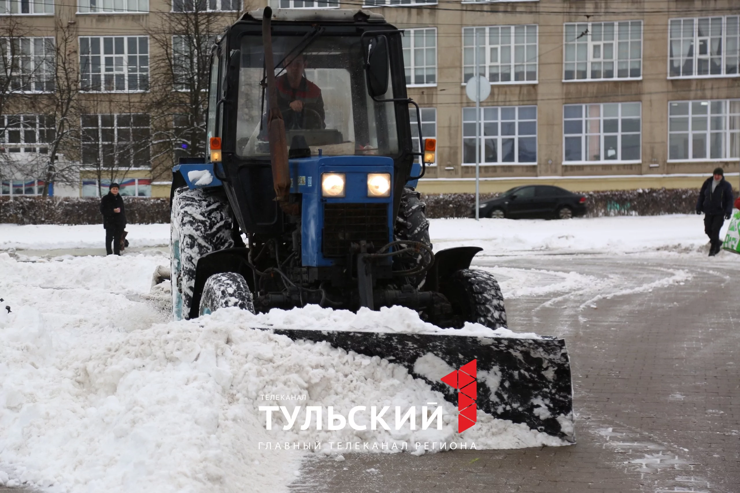 Как туляки "откапывали" машины и добирались на работу после ночного снегопада: фоторепортаж