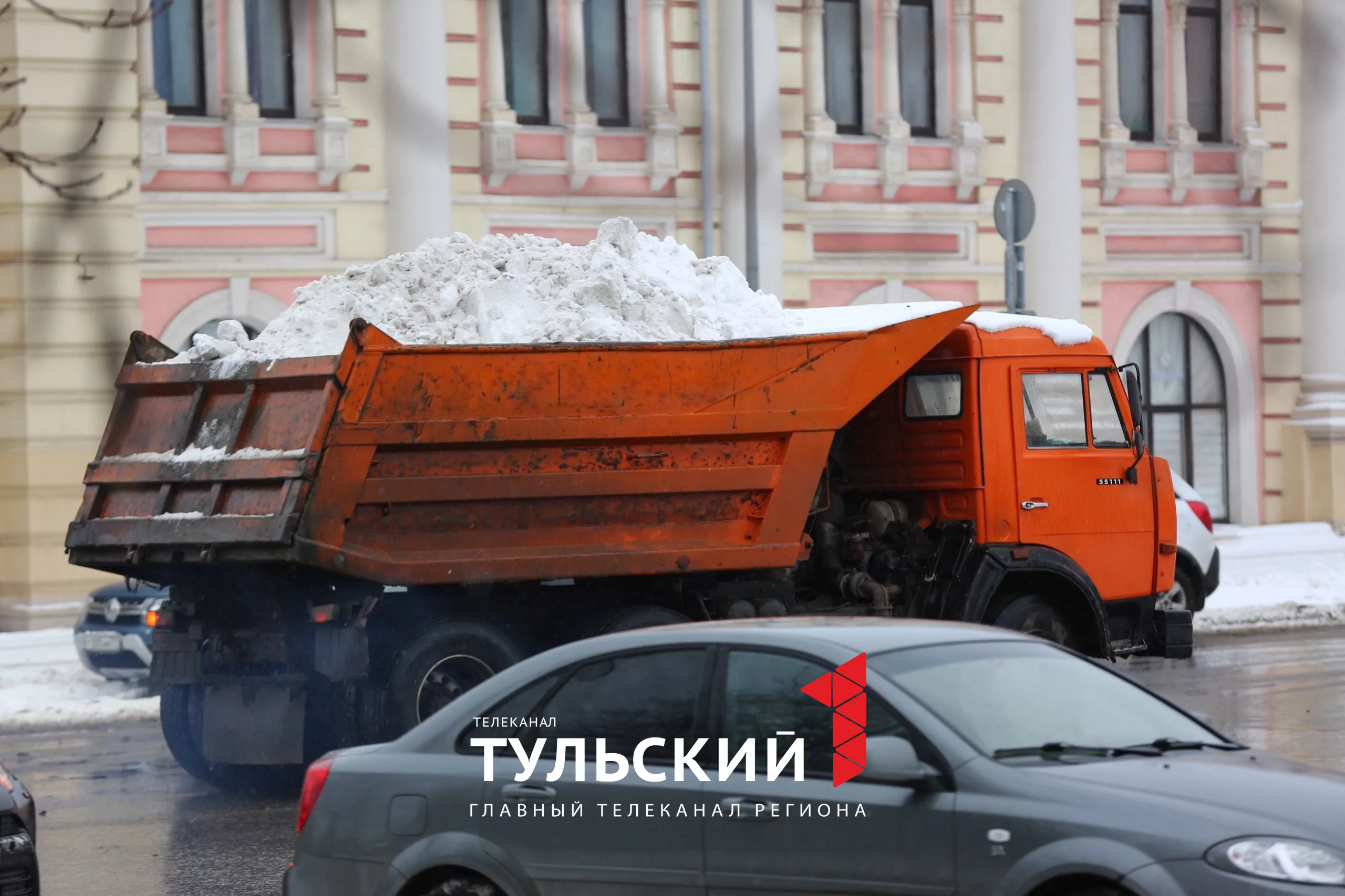 Как туляки "откапывали" машины и добирались на работу после ночного снегопада: фоторепортаж