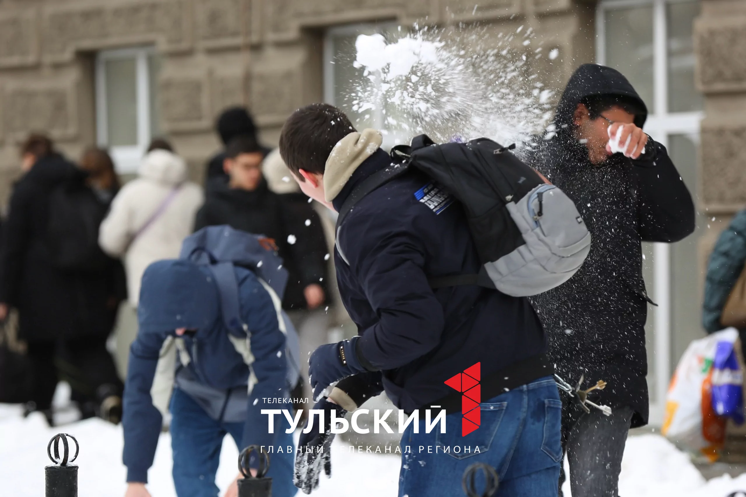 Как туляки "откапывали" машины и добирались на работу после ночного снегопада: фоторепортаж